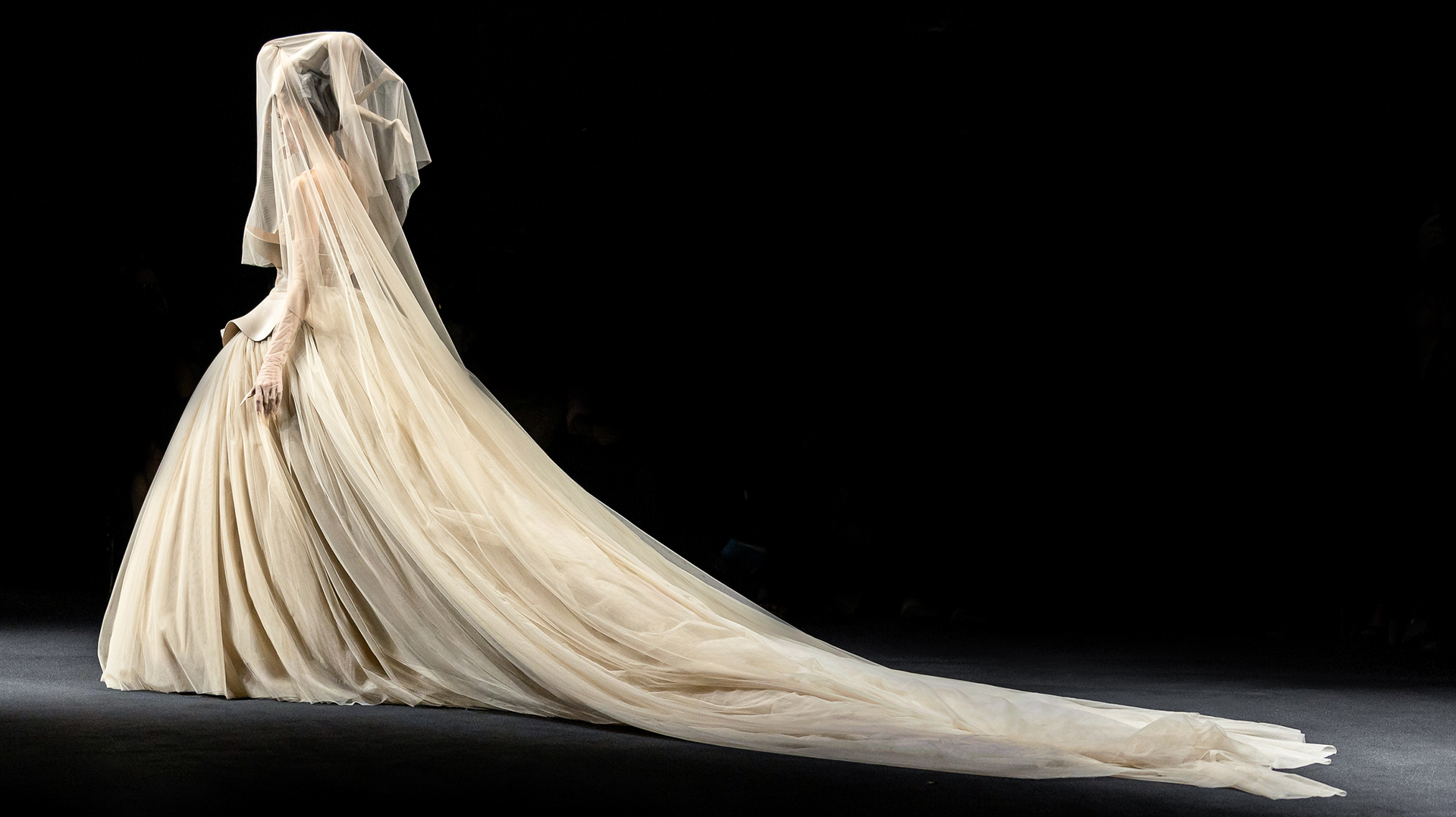 ROBERT WUN and VANZTINA:A Revolutionary Alliance Ignites Paris Haute Couture Week SS24, Championing Avant-Garde Beauty