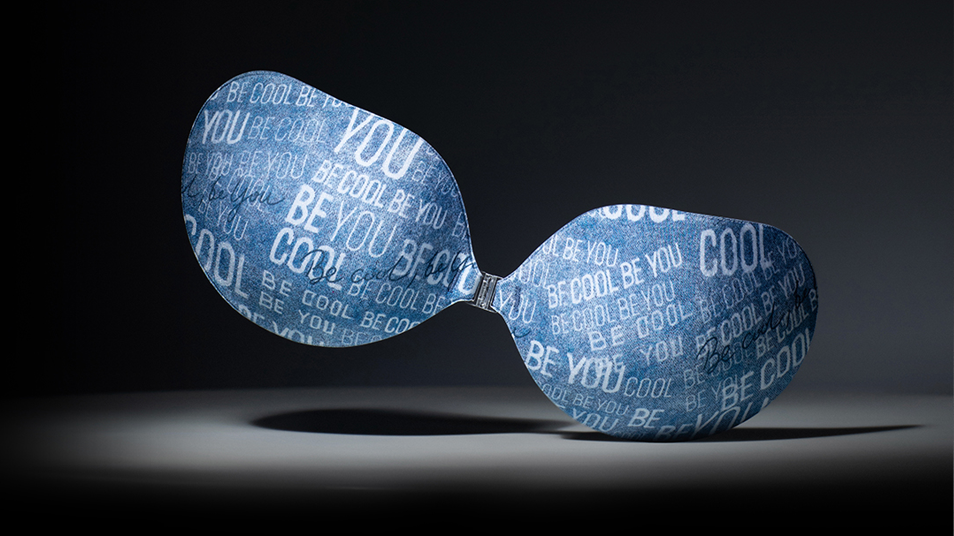 VNA makes a debut at Coachella, and her graffiti denim pasties are loved by overseas bloggers
